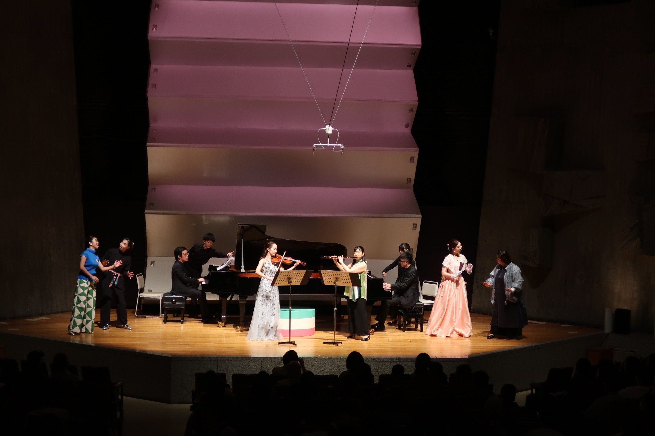 ドレス姿の女性たちによる演奏が行われているステージの様子。