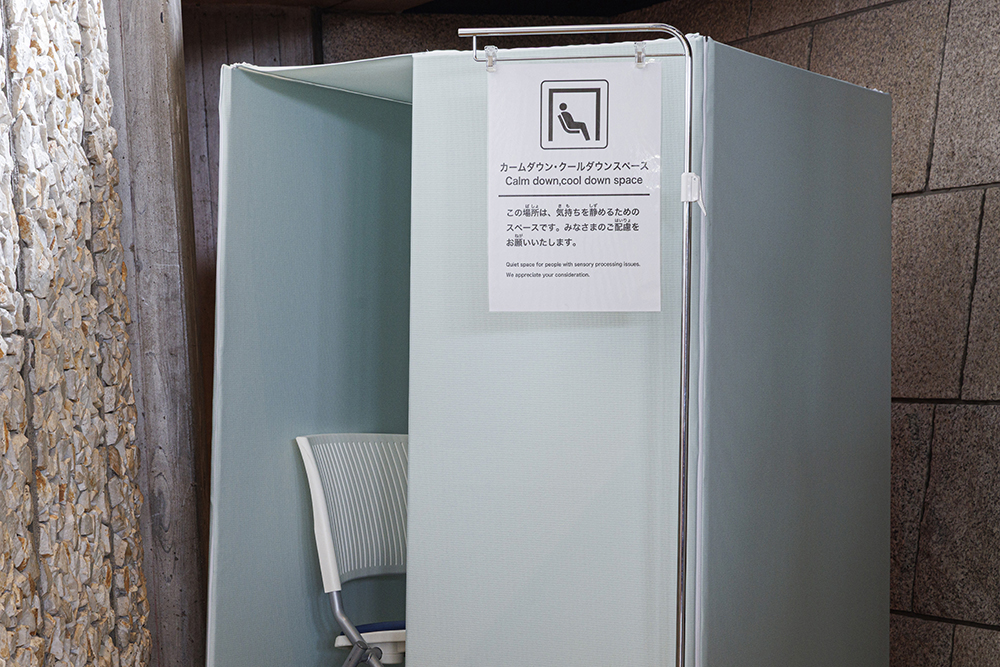 カームダウンスペース（大ホール）の写真