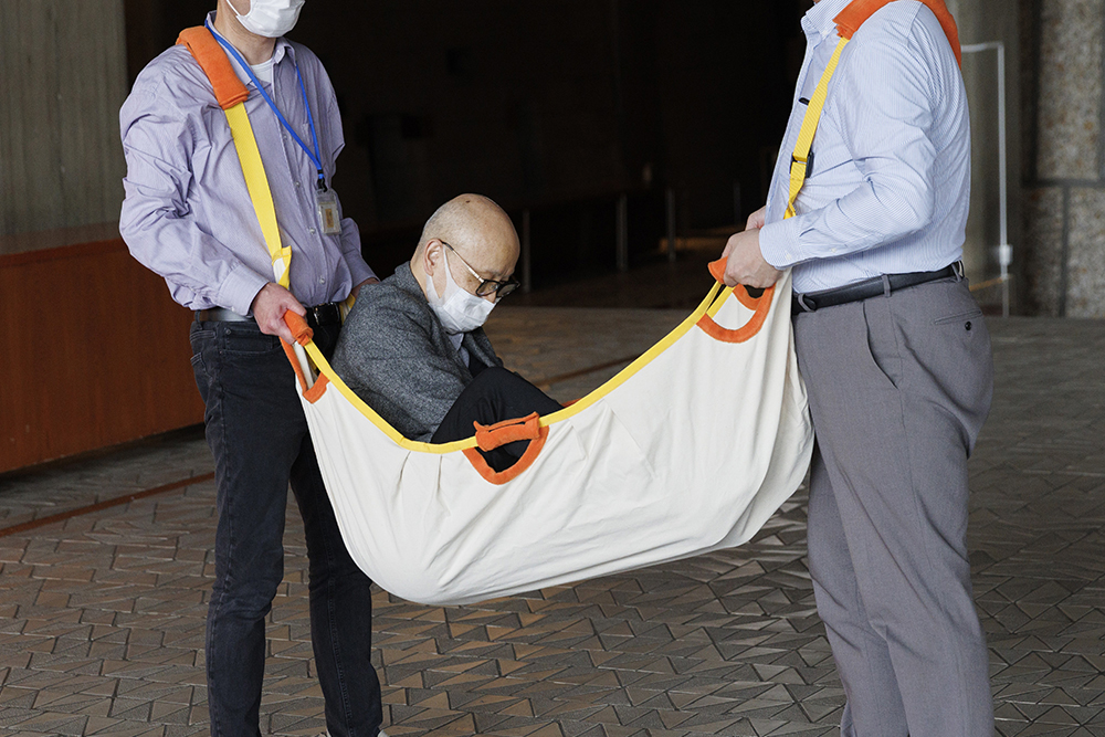 布担架を使用している様子の写真